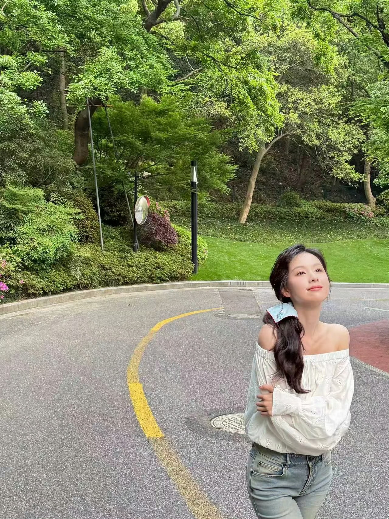 陈都灵氧气少女掉落随拍露肩白衬衫衬得肩颈线条优越得不像话，侧马尾上的小方巾更是