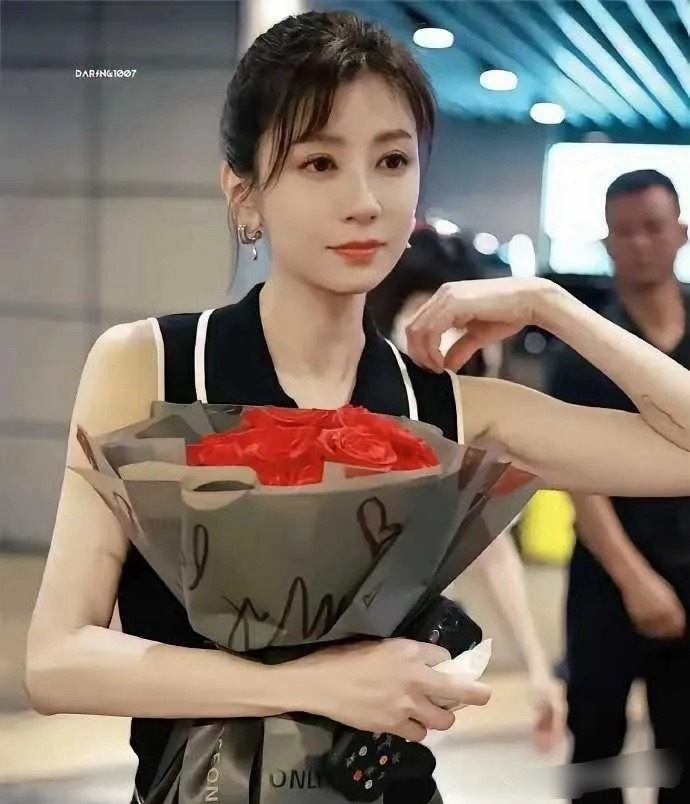 贾静雯长了一张显得很高的脸，实际很瘦小​​​