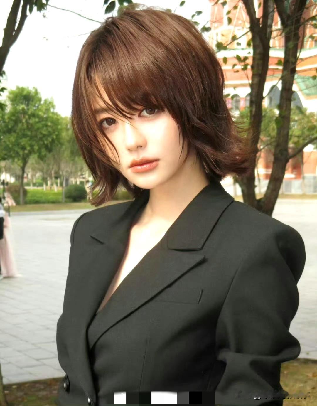 《白翊汝：黄晓明新签的“巨型Baby”？这颜值太戳他审美》黄晓明新签的新人