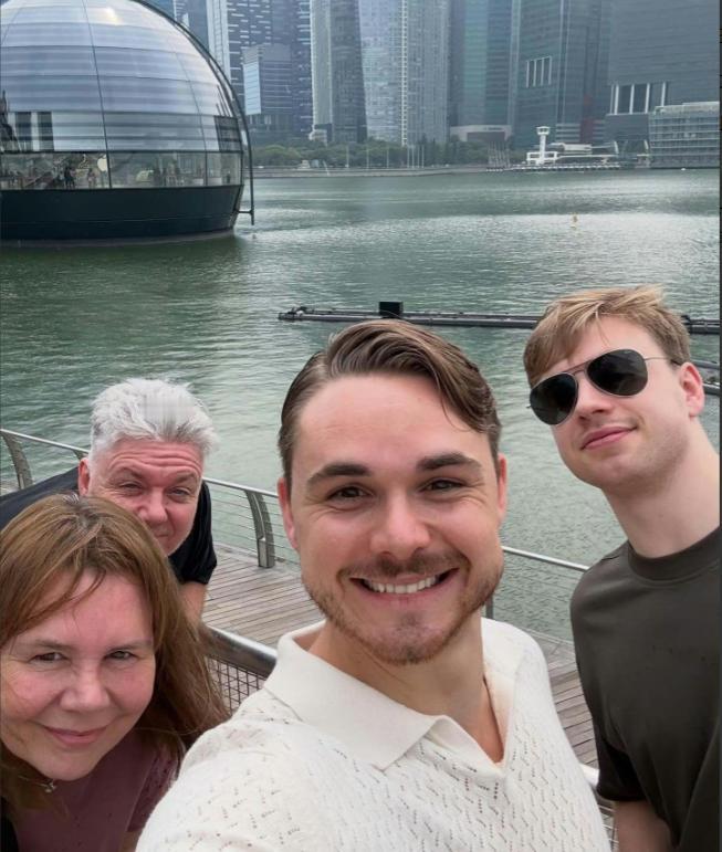 3月14日莫雷高德一家人在重庆游玩，吃火锅。别人来重庆是拼比赛冲成绩，莫雷