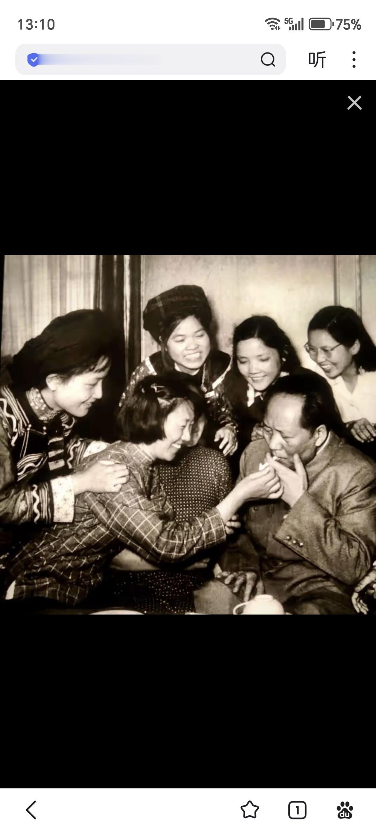 1957年，山东劳动模范徐建春远赴北京，参加全国青年代表大会。在会场，毛主席被代