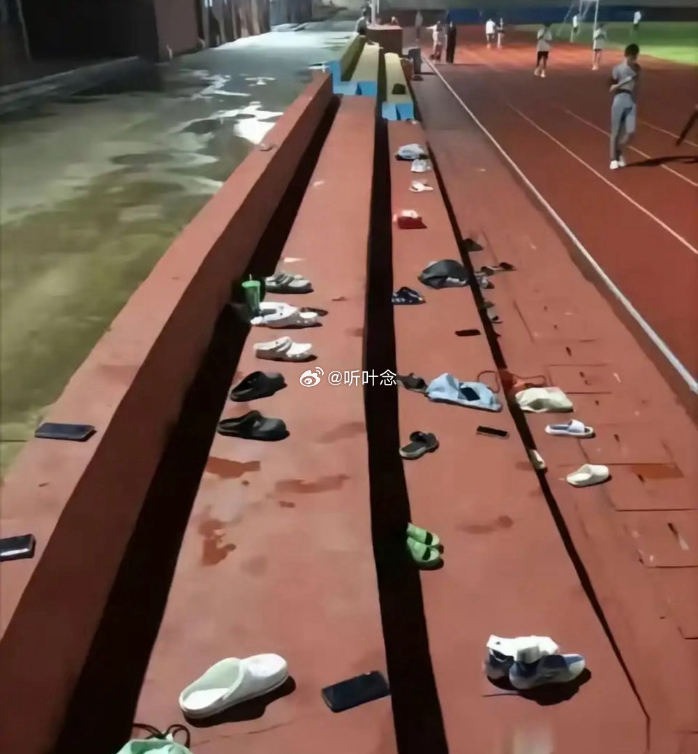 现在的大学生真的心大呀！手机就这样随手丢？？还是太天真