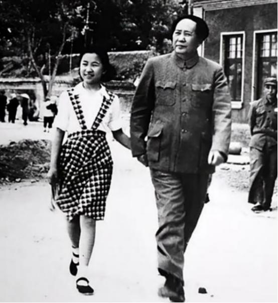 79年得知李讷生活不好，王光美亲自前往看望：有什么困难，告诉我“1979年5月
