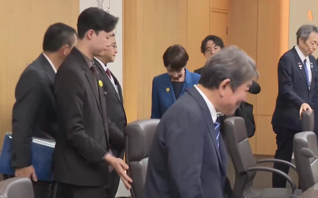 日本女首相穿小黑裙与蓝西服见李在明，为她拉椅子的小伙帅翻了！10月30日高市早苗