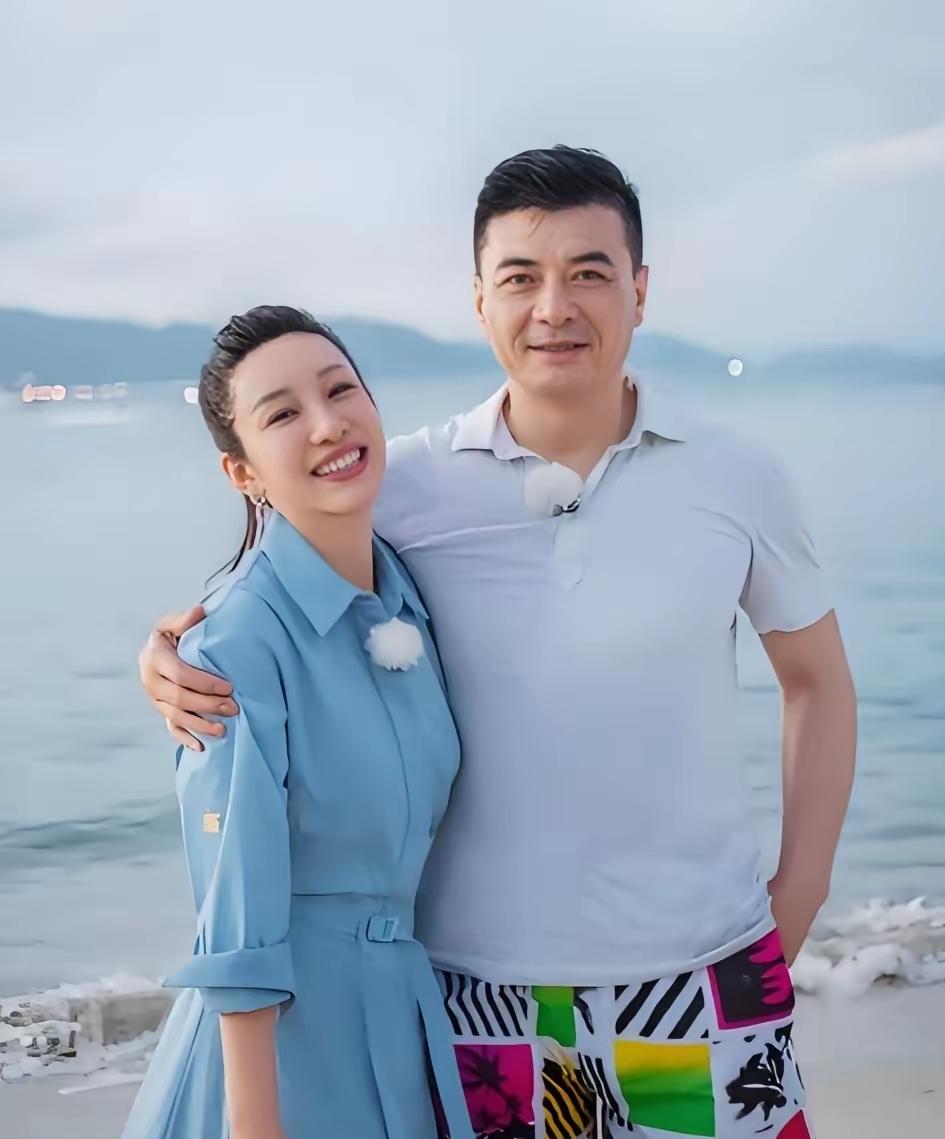 秦海璐曾在节目里红着眼眶说，当年王新军去她家提亲，妈妈拉着他的手说：“我能答应你