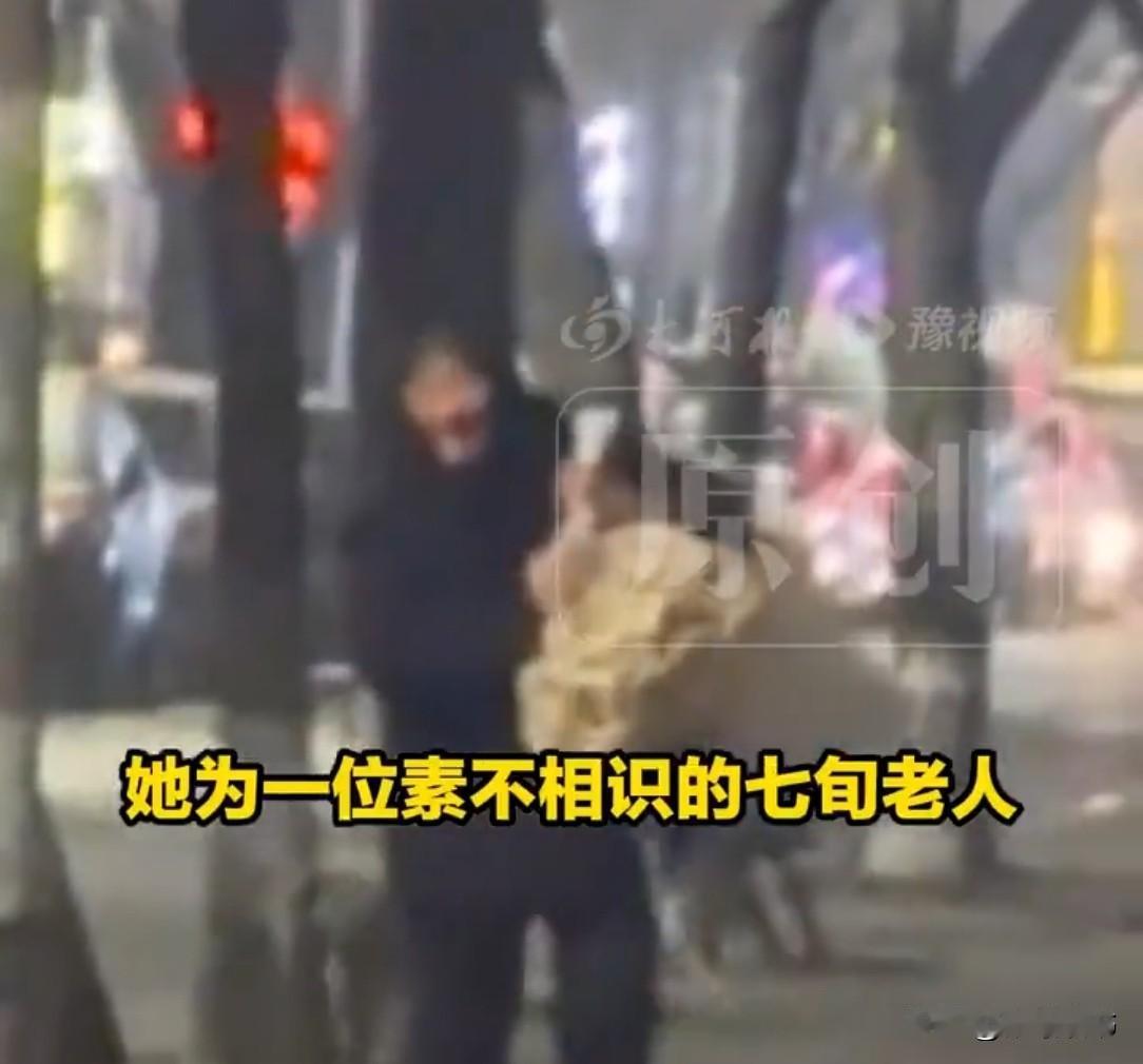 郑州街头，七旬老人饿了一整天，实在扛不住，拦住一女孩：“能给我买碗面不？”见女孩