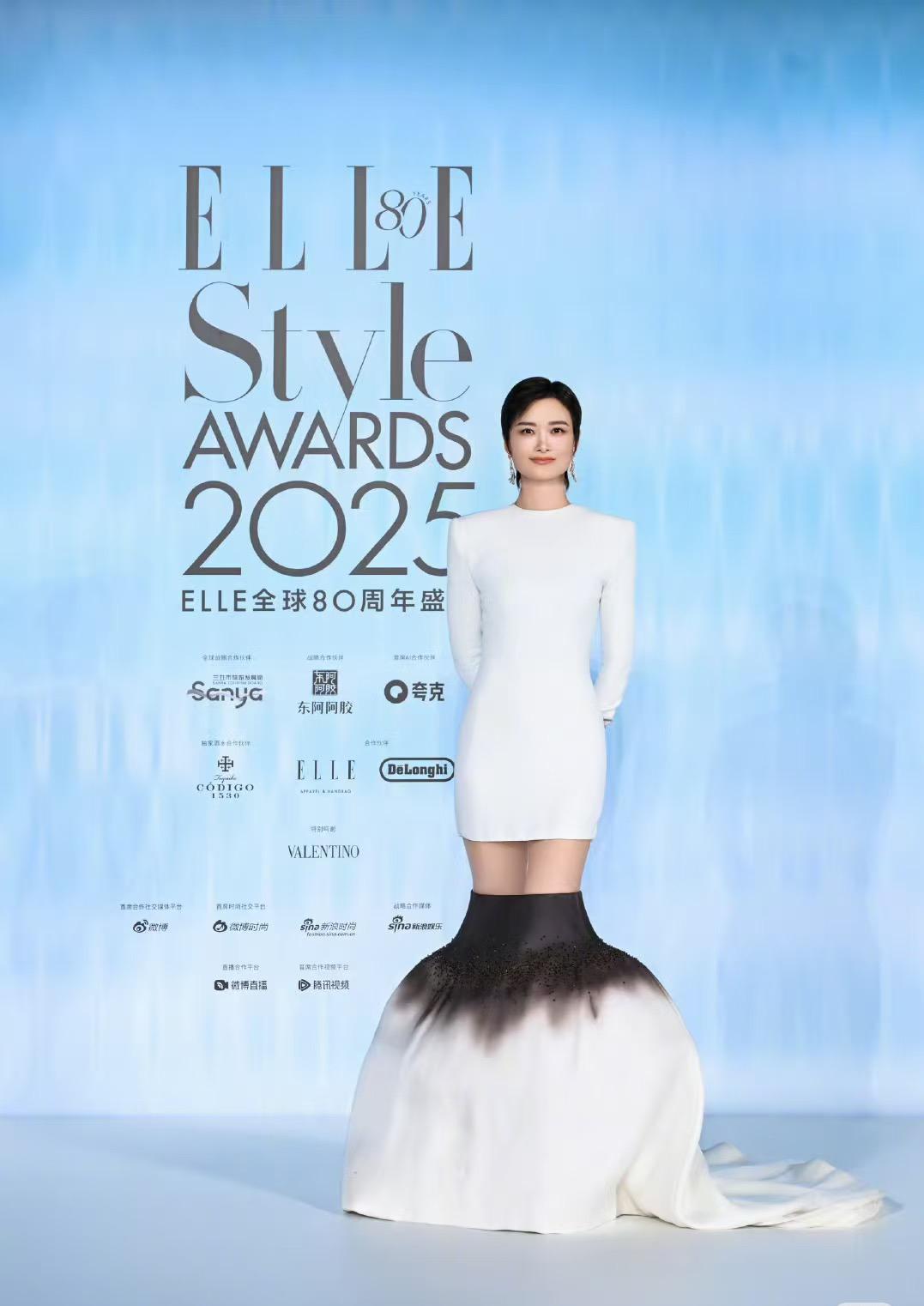 李宇春ELLE红毯压轴再次印证了坚持自我的分量。当年她中性风格被说不像女人，甚