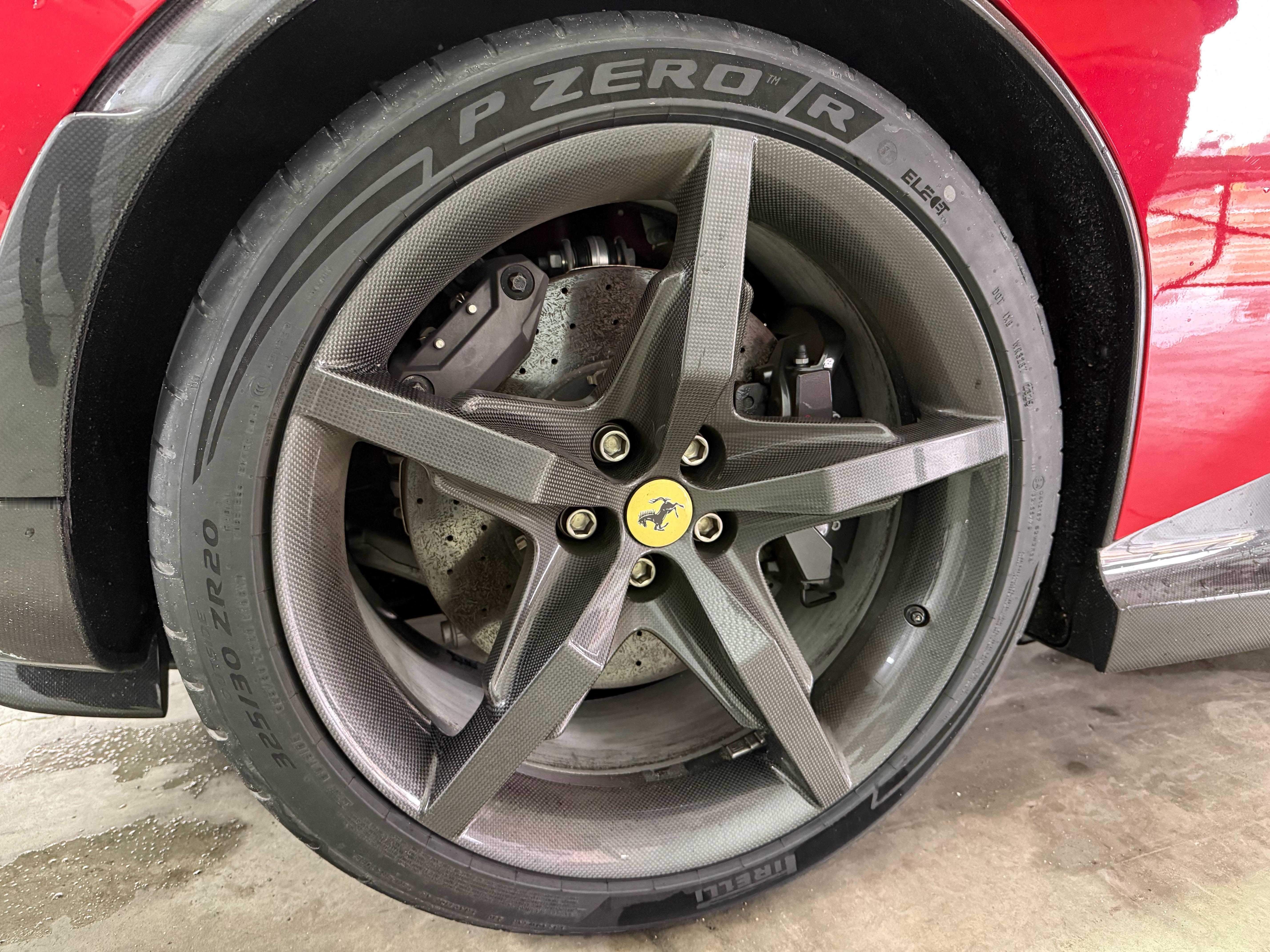 法拉利849红头，“科技赛车复古”设计。