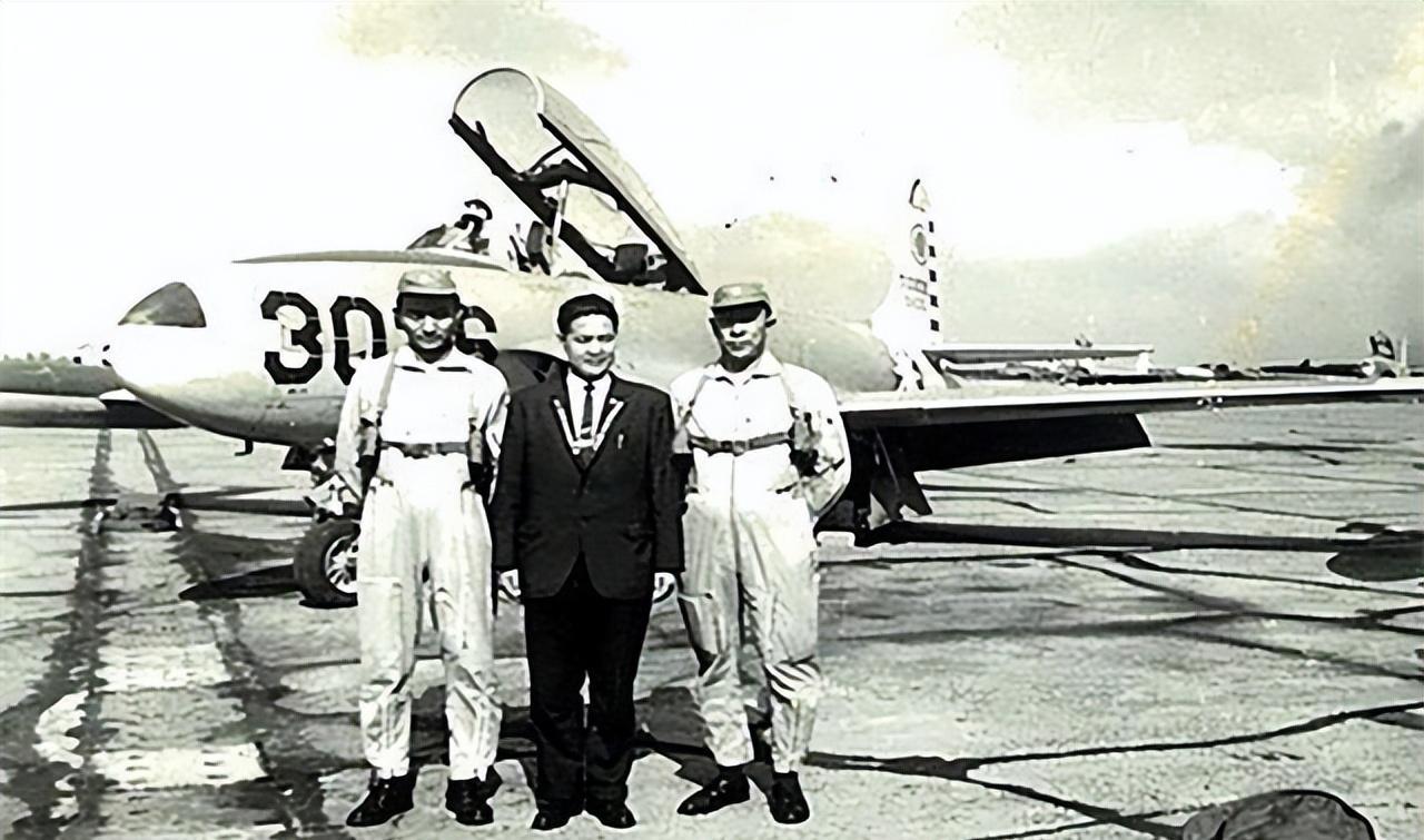 1965年，飞行员李显斌叛逃台湾。一张罕见老照片中，他被奉为座上宾，台当局奖