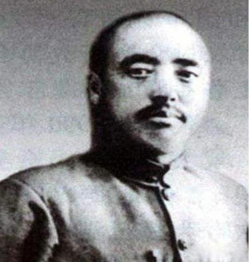 1937年，他与日军死战4天4夜，然而战斗刚结束，就被拉到棺材面前枪毙，临死之前
