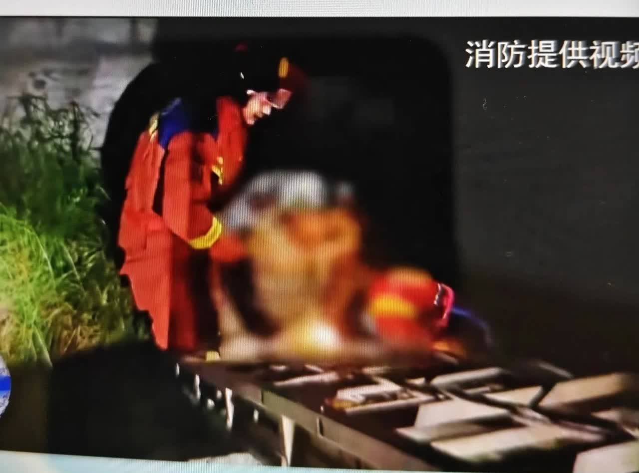 近日，青岛市城阳区棘洪滩街道网红，五星上将麦克阿邦因醉酒落水被消防队员成功营救！