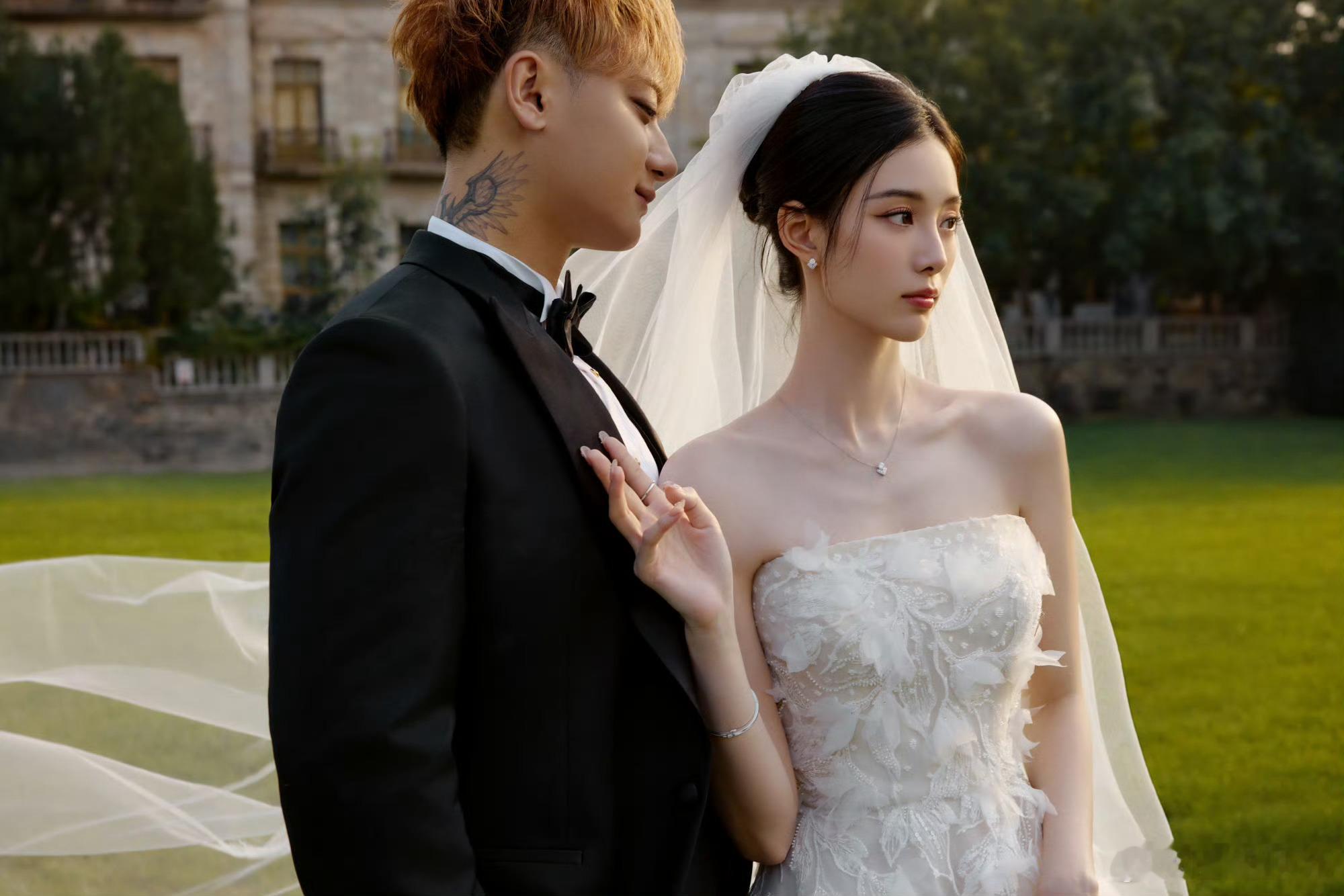 黄子韬徐艺洋接吻婚纱照今天我们相聚在这里是为了给黄子韬徐艺洋结婚送祝福