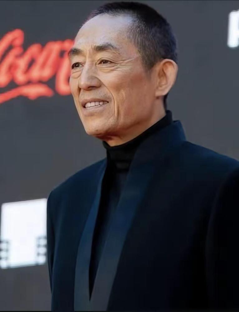 74岁的张艺谋做出了一个惊人决定，他把北京那套700平的别墅抵押出去，换回300