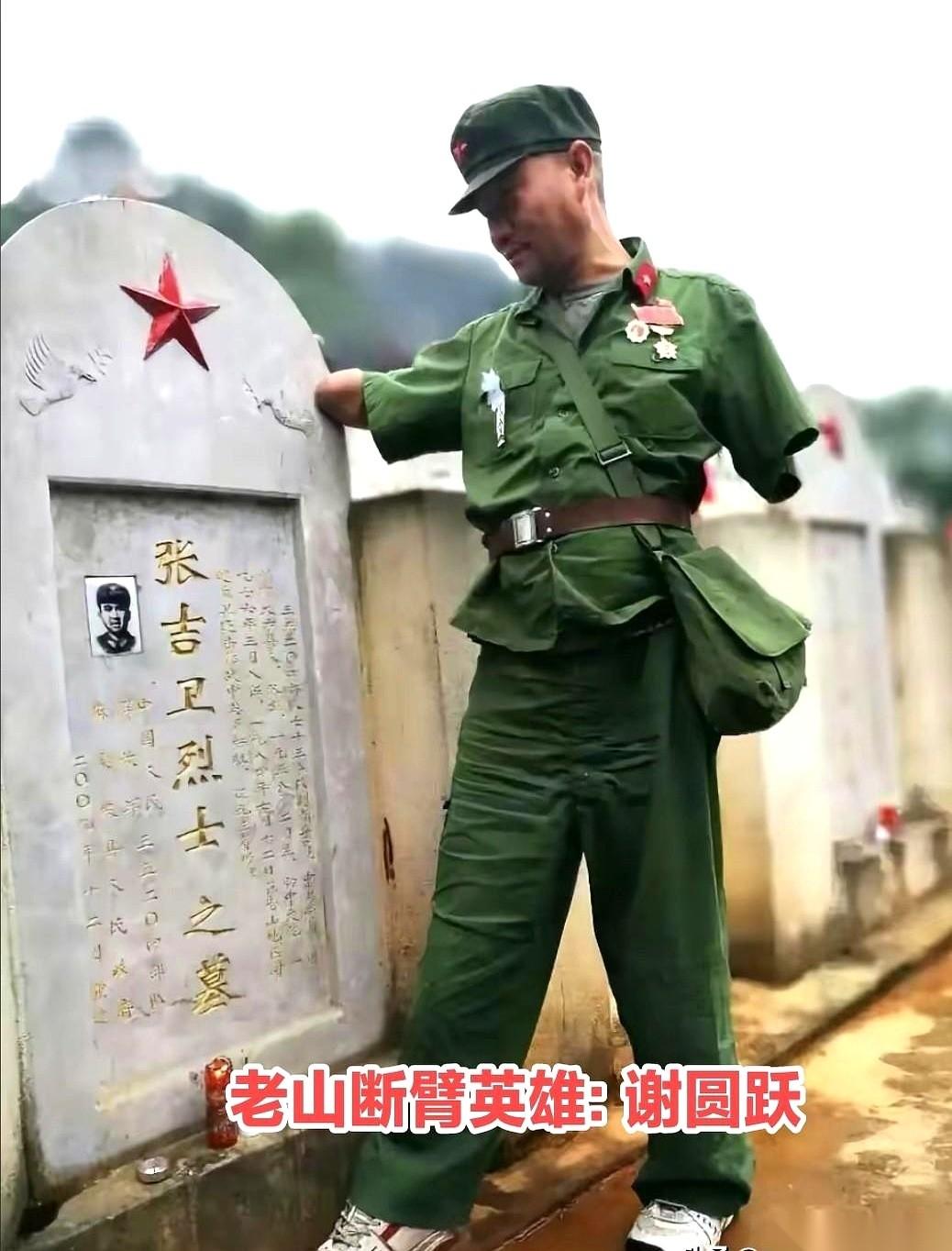 刷到这张照片，我整个人都定住了。一个没有双手的男人，在给他的战友敬礼。一个最