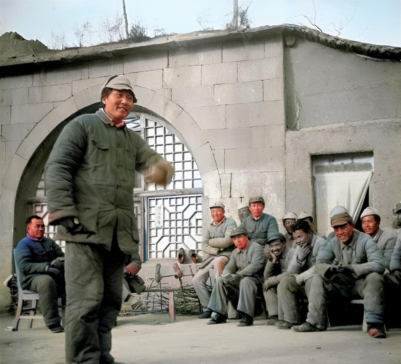 这张照片拍摄于1942年3月23日。毛主席在延安高级技术干部会上讲话。后面坐着的