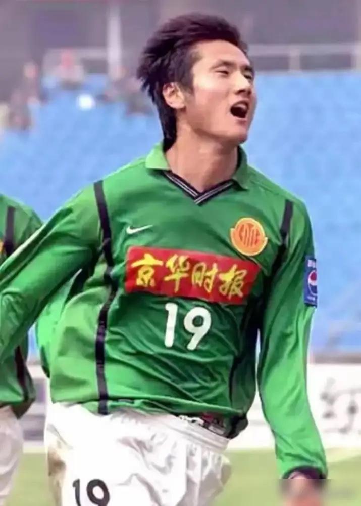 邵佳一掀桌子了！一个连U23亚洲杯大名单都没进的前锋，他直接提拔进国足，把所有人