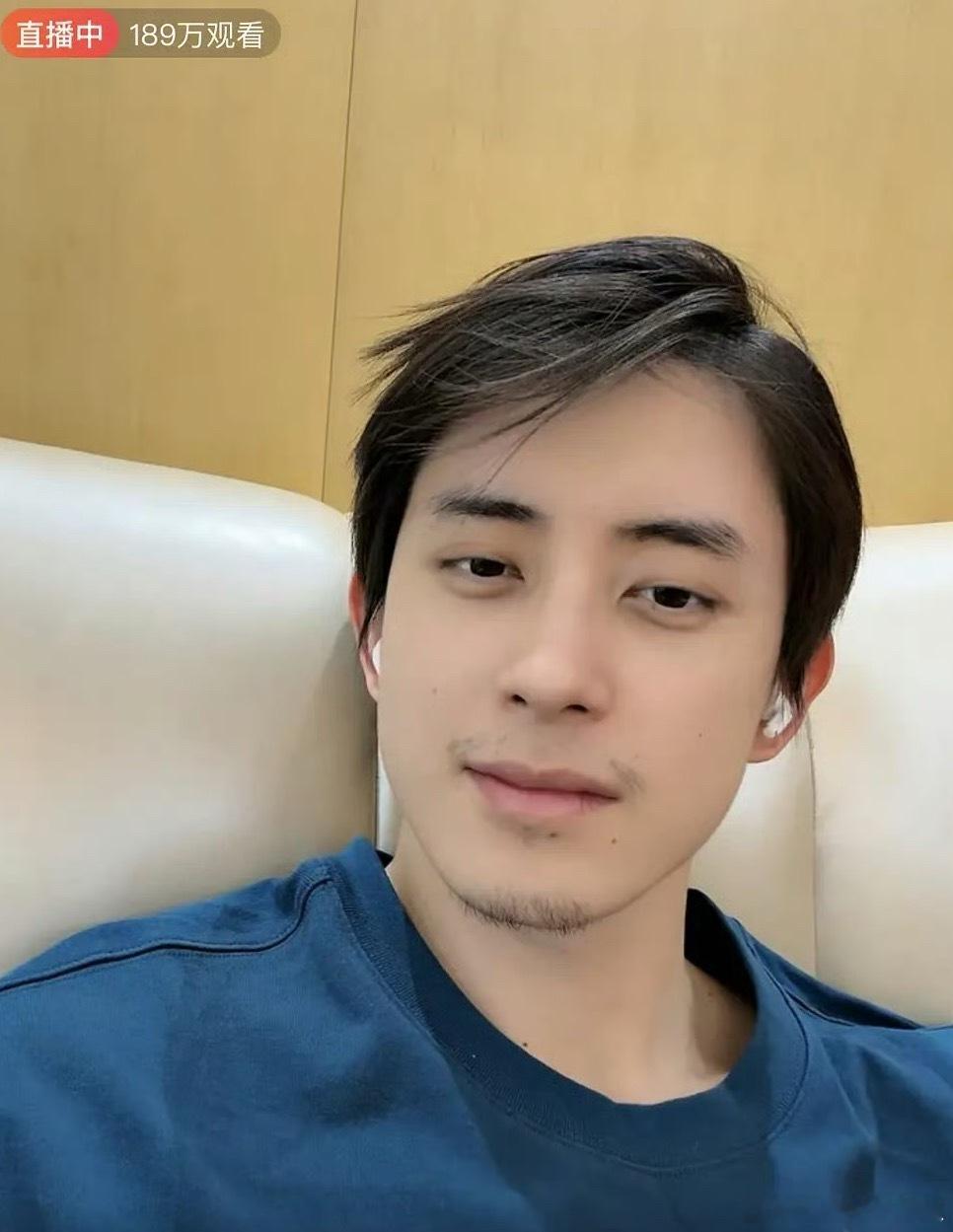 看来是真没啥明星包袱，胡子拉碴的🧔​​​