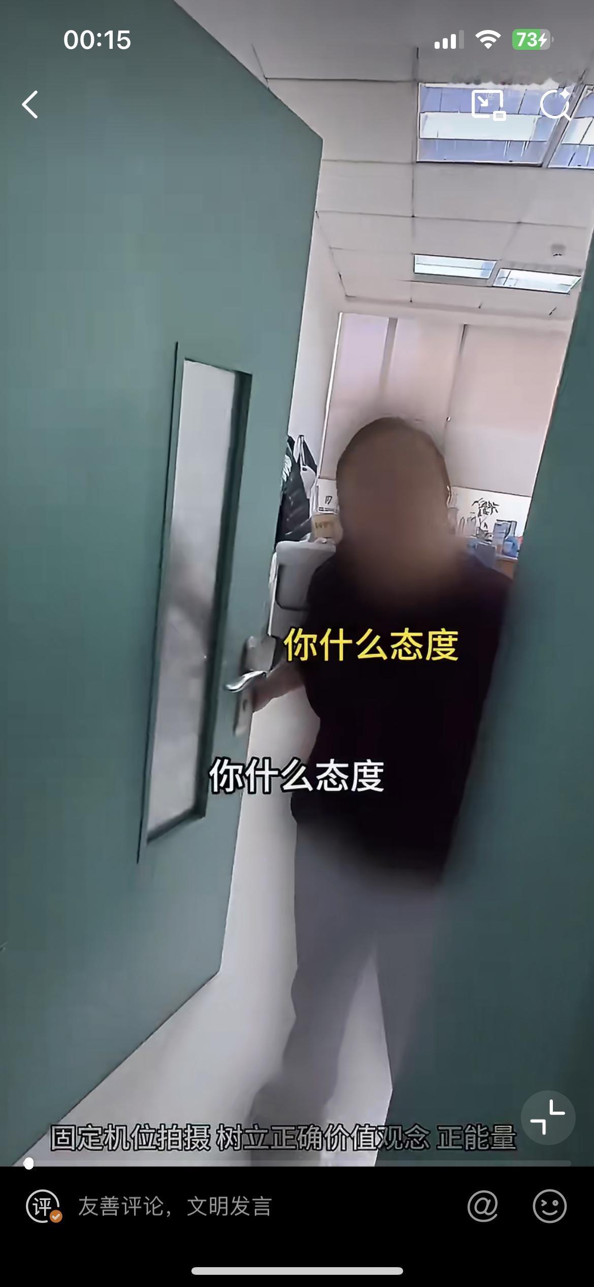 江苏徐州一外卖小哥送外卖到医院遇到的糟心事。他骑电瓶车到医院门口，却被保安拦住，