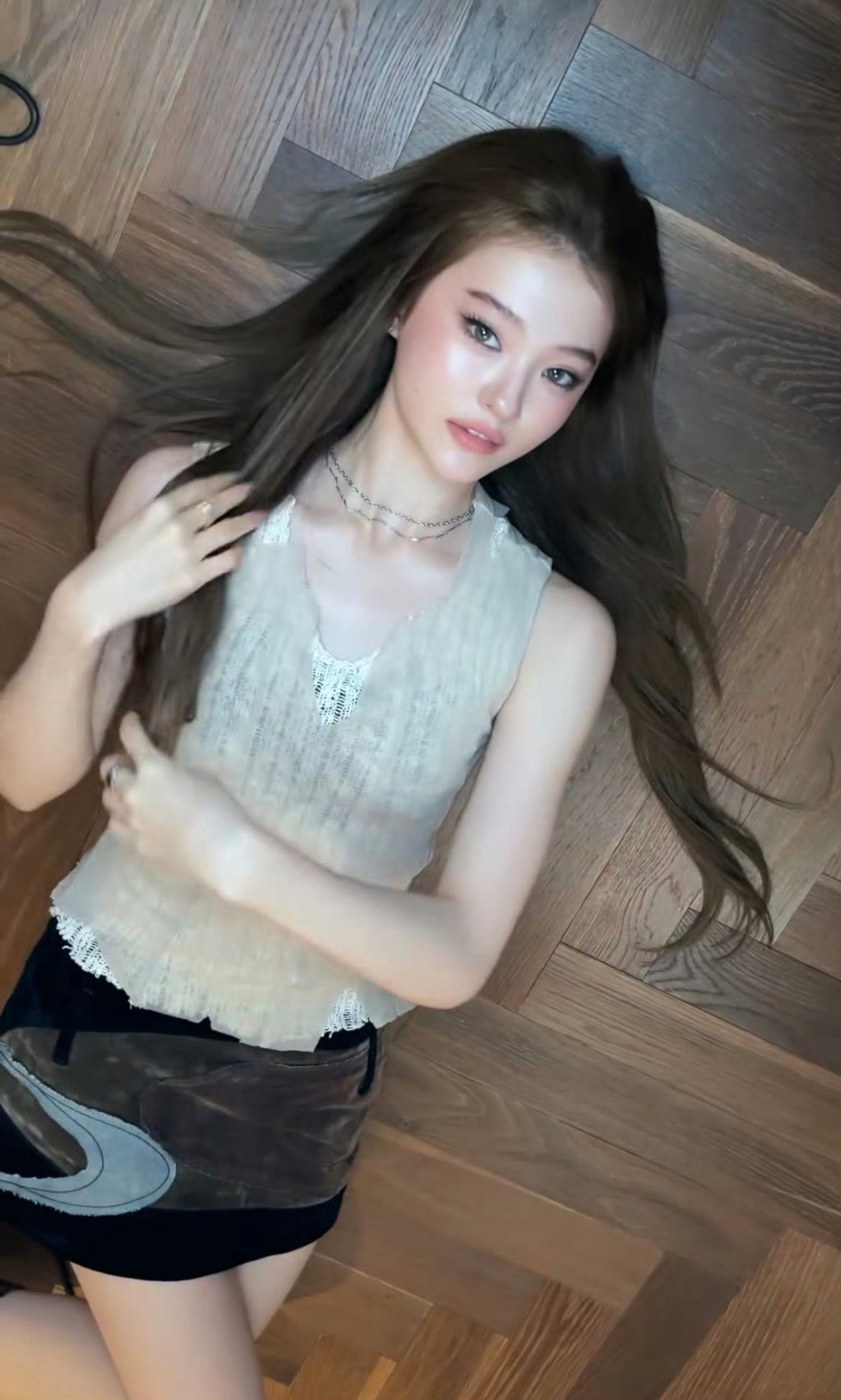 此女躺倒拍也一点没有变样这跟雕塑倒下了有什么区别….✨​​​