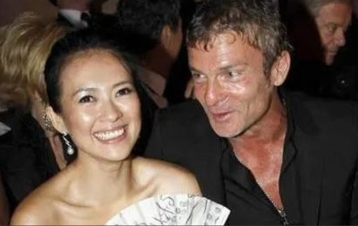 2008年，章子怡成功和大自己14岁、身价47亿美元的vivi订婚，12克拉的钻