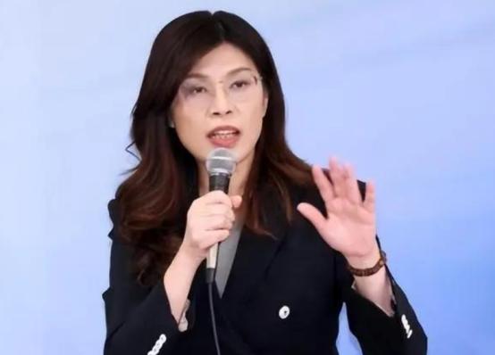 国民党主席郑丽文杀到台东，当着全县117个社团的面把民进党骂了个底朝天。 9