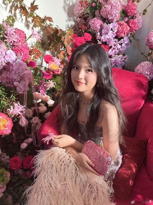 王诗龄的脚王诗龄的脚P错了芭莎P图把脚弄成两只右脚，被发现后火速改回来，也