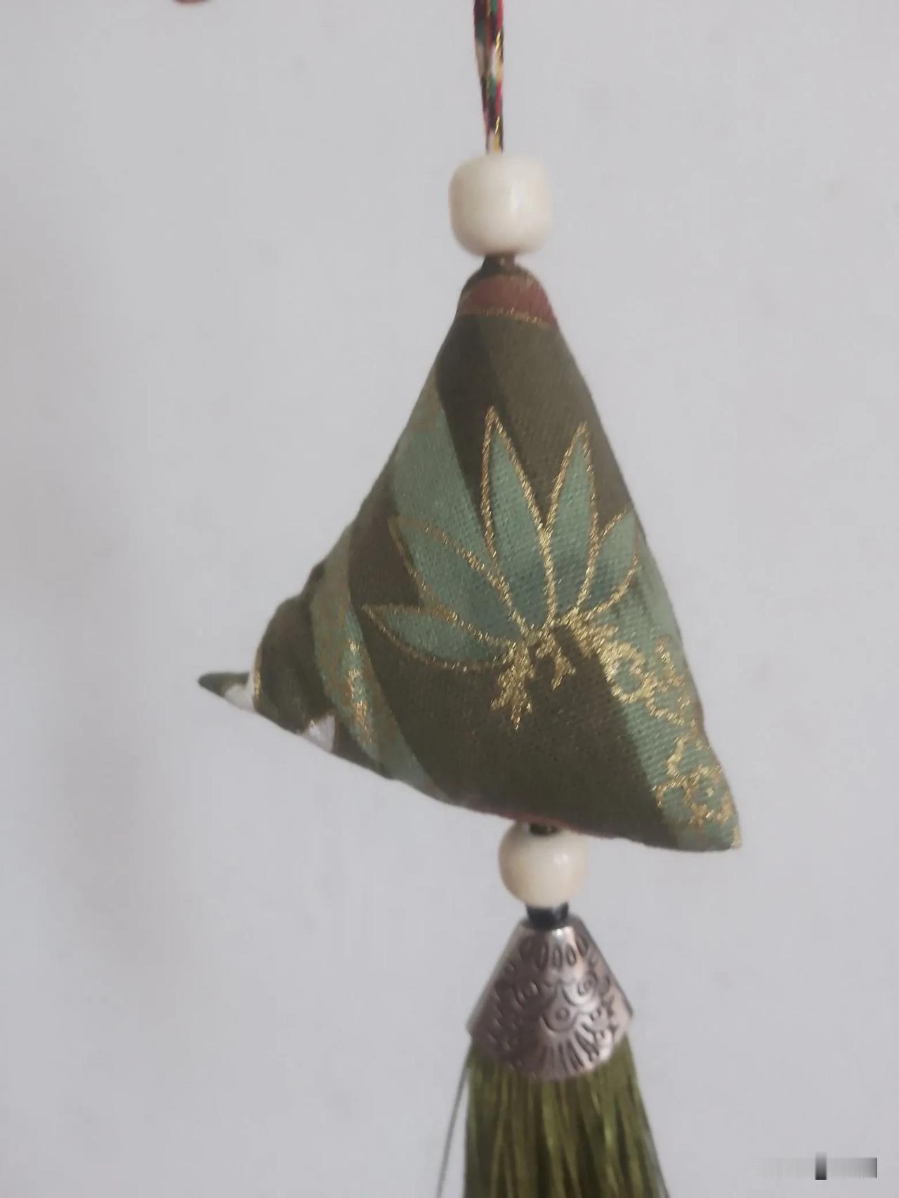 每年端午小儿子都会从网上买浙江的粽子，前几年老公的弟弟在浙江开车，端午回来带的肉