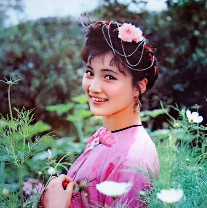 1981年，16岁的绝世美女林芳兵行走在街头，一男子趁其不备，手拿玻璃渣对着她的