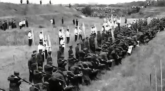 83年严打的时候，有一种玩法叫陪绑，就是在死刑犯执行当天，突击找一些号子里的刺头