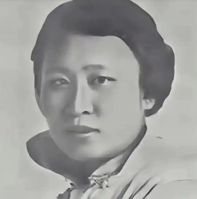 汪精卫咽气后，他老婆陈璧君因为某种念头，往他墓穴里倒了5吨废钢渣，浇成一个大铁坨