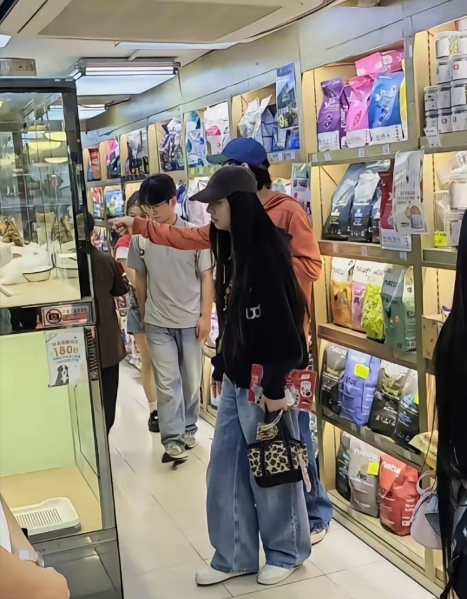 郭碧婷和向佐、公公向华强一起在香港逛商场购物，素颜出街穿着一身宽松的衣服，看起来