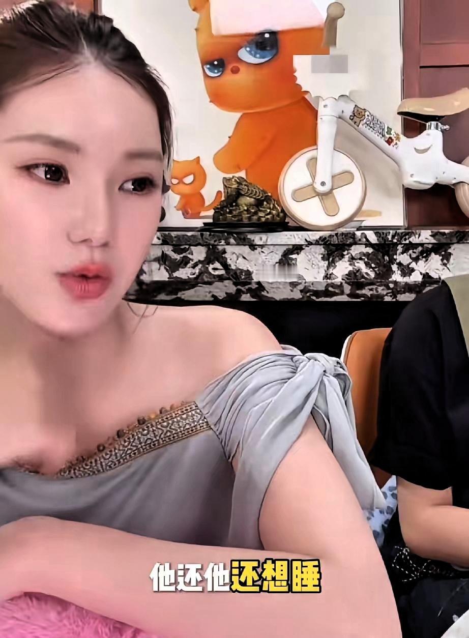 汪宝起床有点脾气，妈妈筱梅一直看着，她发现汪宝不高兴，哭闹着，这都是汪大菲那样，