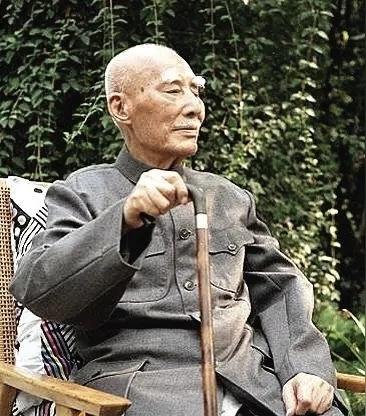 一位退休的银行行长说：“普通人一辈子都躺不平。一、手握12万的存款，年利息25