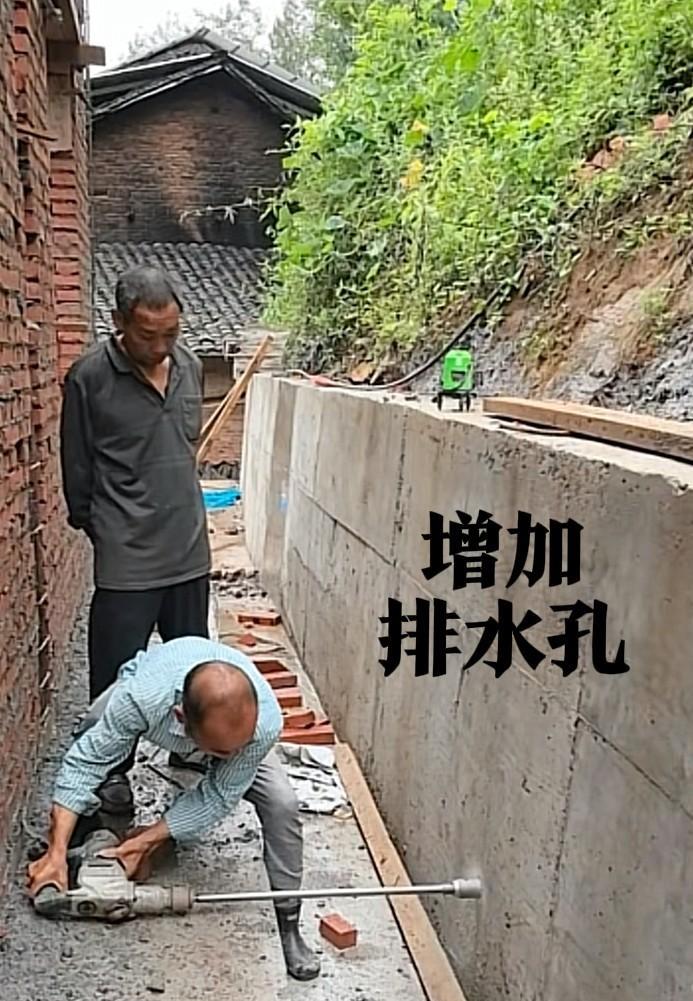 当初不听劝，建挡土墙偷工减料，其实是为了省一点小钱，在挡土墙没有留一个排水洞