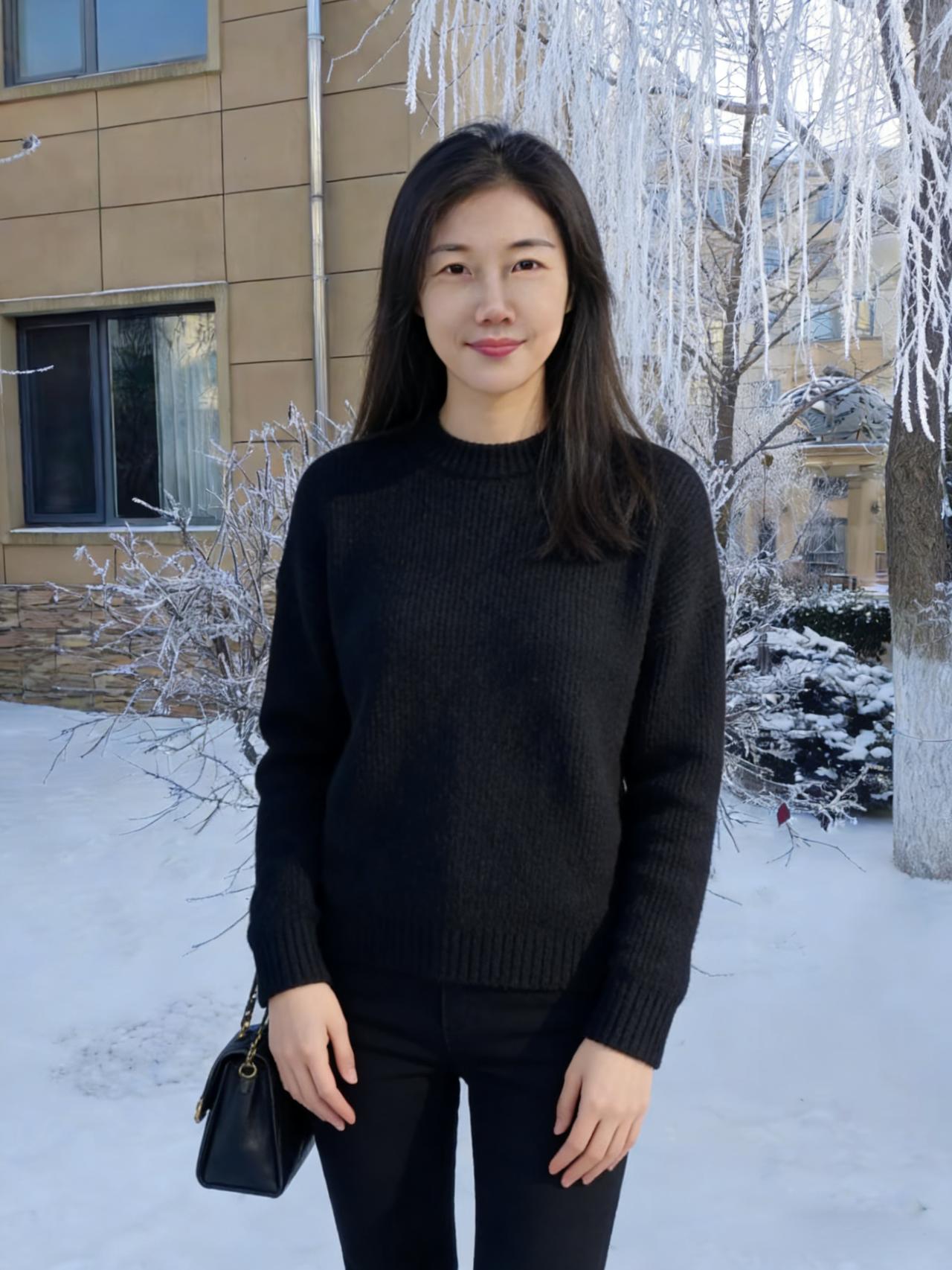 寒枝凝雾凇，黑衫立苍穹。不语含情处，千山雪意浓。