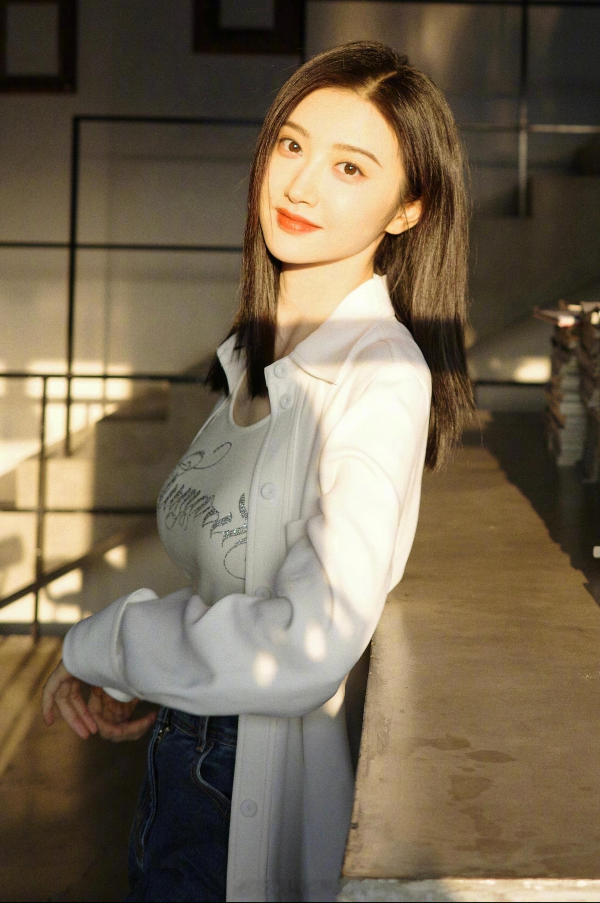 喜欢看景甜的生活照；越看越爱看，感觉很舒服[抱抱]​​​