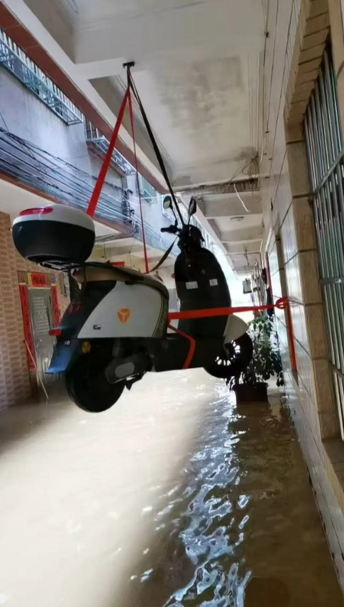 楼下的邻居真是个人才，因为这几天连续暴雨车库都淹了，而他的车却安然无事！