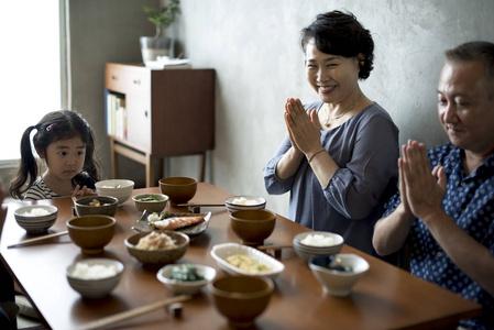 让你和日本人做朋友，你愿意吗？ 这么说吧，一个人若是个好人，他是日本人德国人