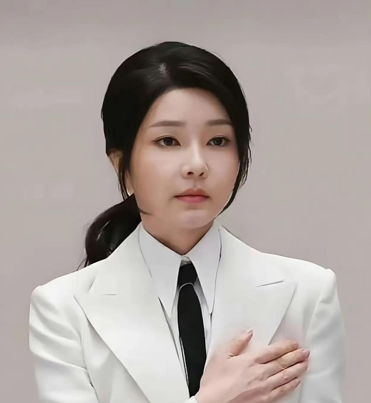 国外那边有些事儿真挺刺激。韩国前总统夫人金建希，之前风光无限，