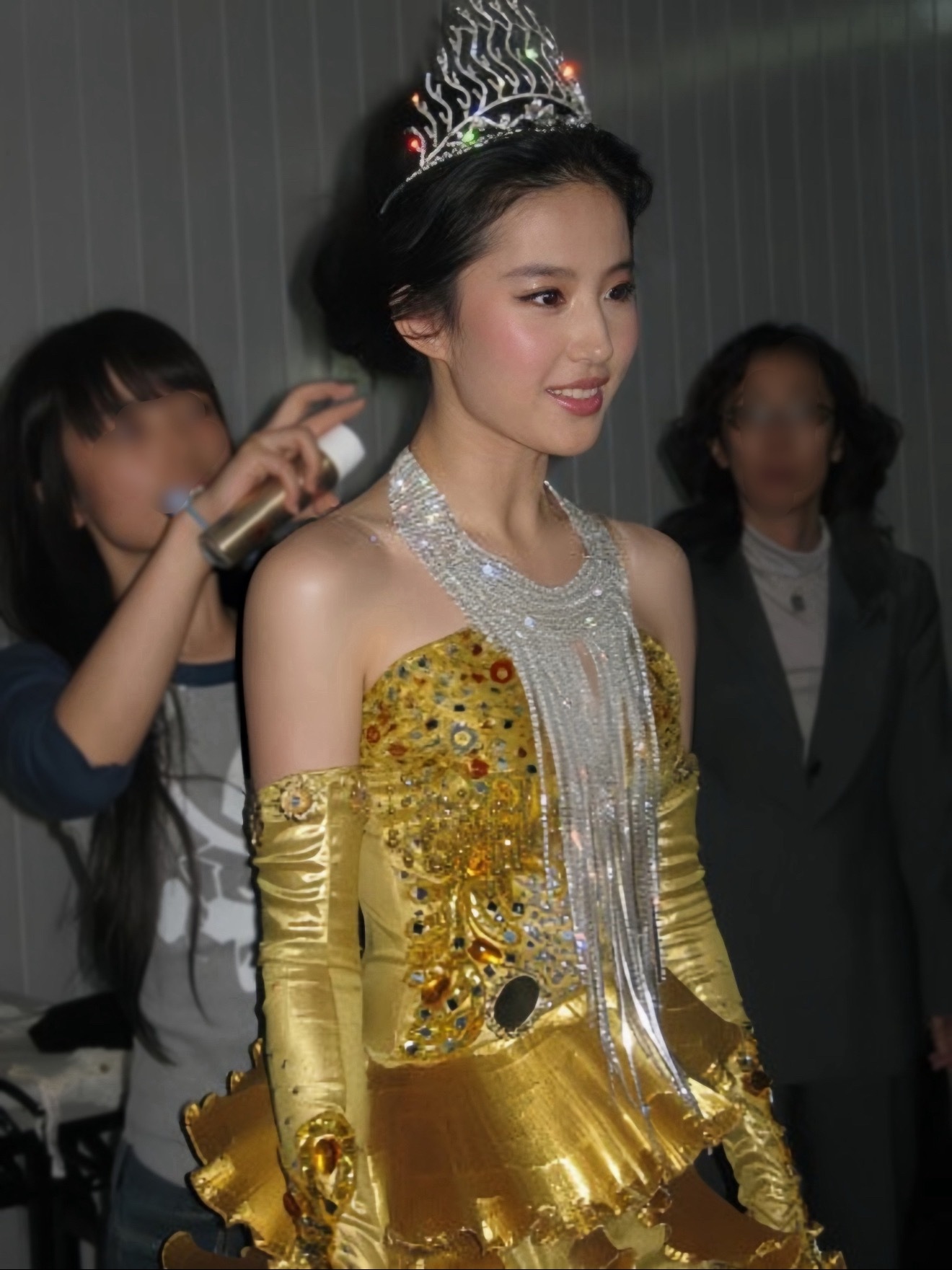 其实说这是同一年拍的，也不算特别夸张吧…谁又能发现隔了20年呢…脸咋这