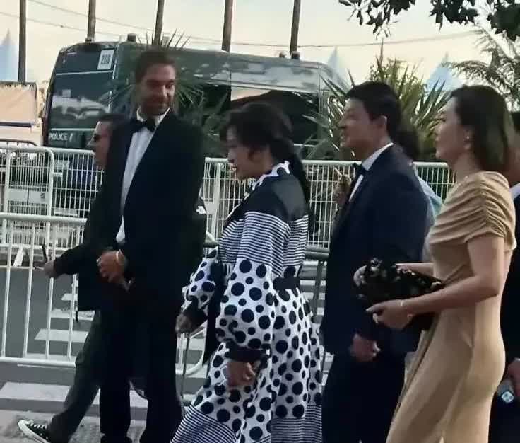 去掉滤镜，75岁刘晓庆现身戛纳街头，穿波点连衣裙，打扮老土，看起来太矮了