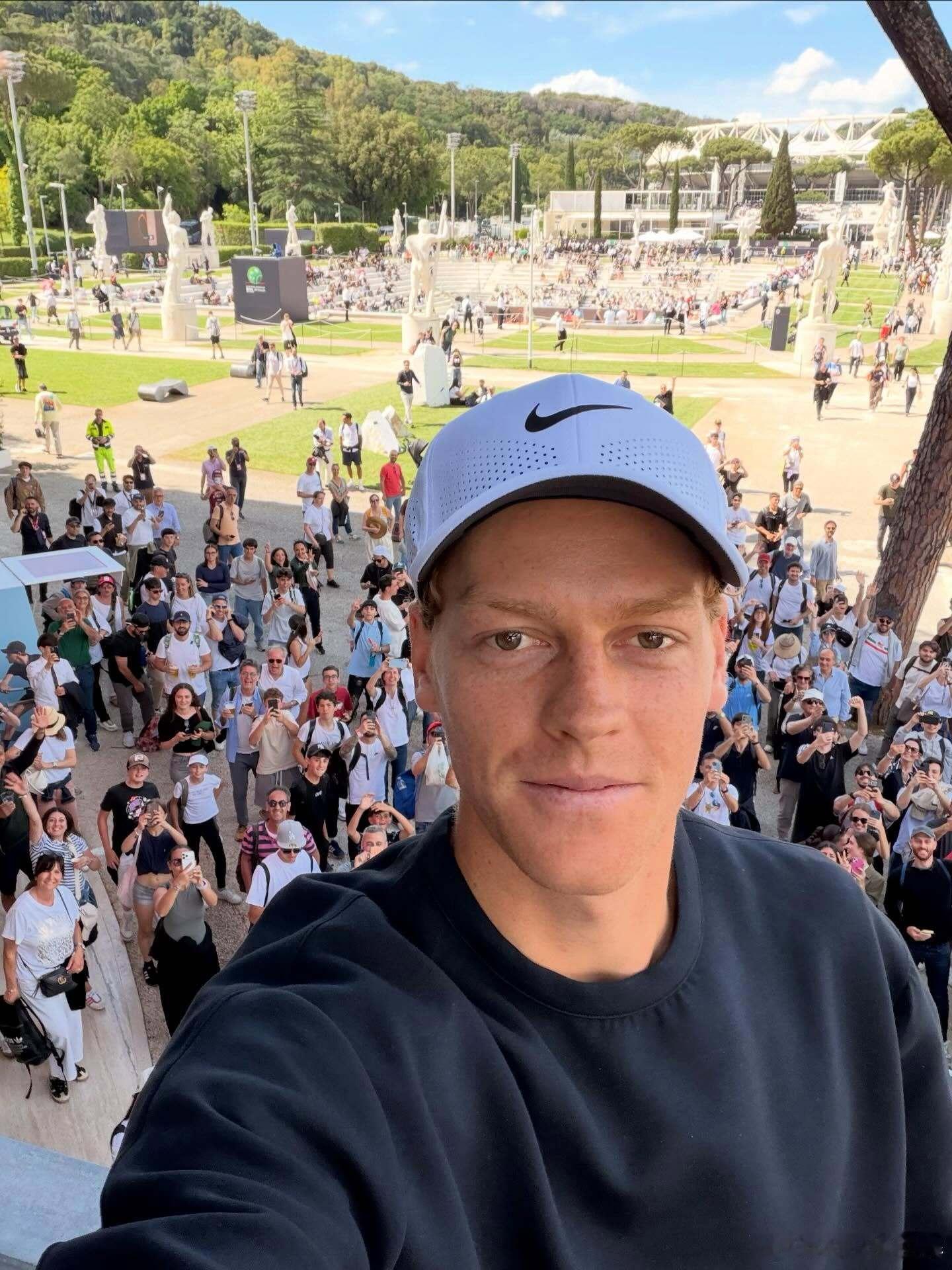 回到家乡的第一件事，就是和你们自拍🤳罗马球迷的热情，都收进镜头里啦网来不息AT