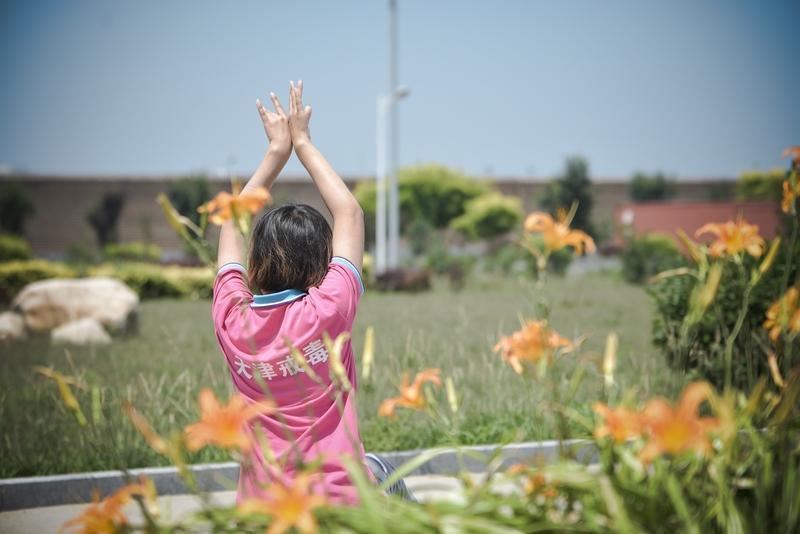 家人们看完五味杂陈！派出所里，一位父亲当着民警的面狠狠扇了女儿两耳光，打得女孩捂