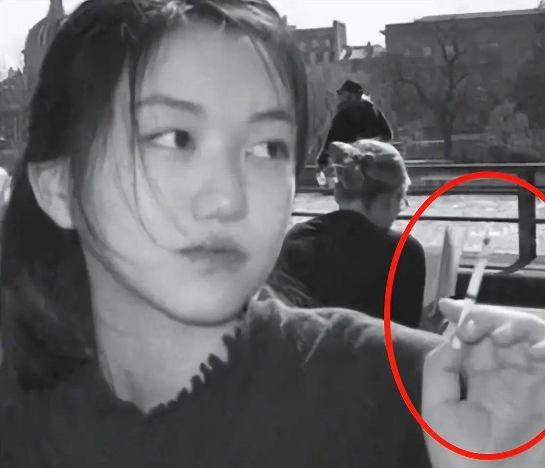 19岁李嫣跟老爸聚餐！手不离烟动作熟练，170cm身高气质太像王菲，王菲又多个烟