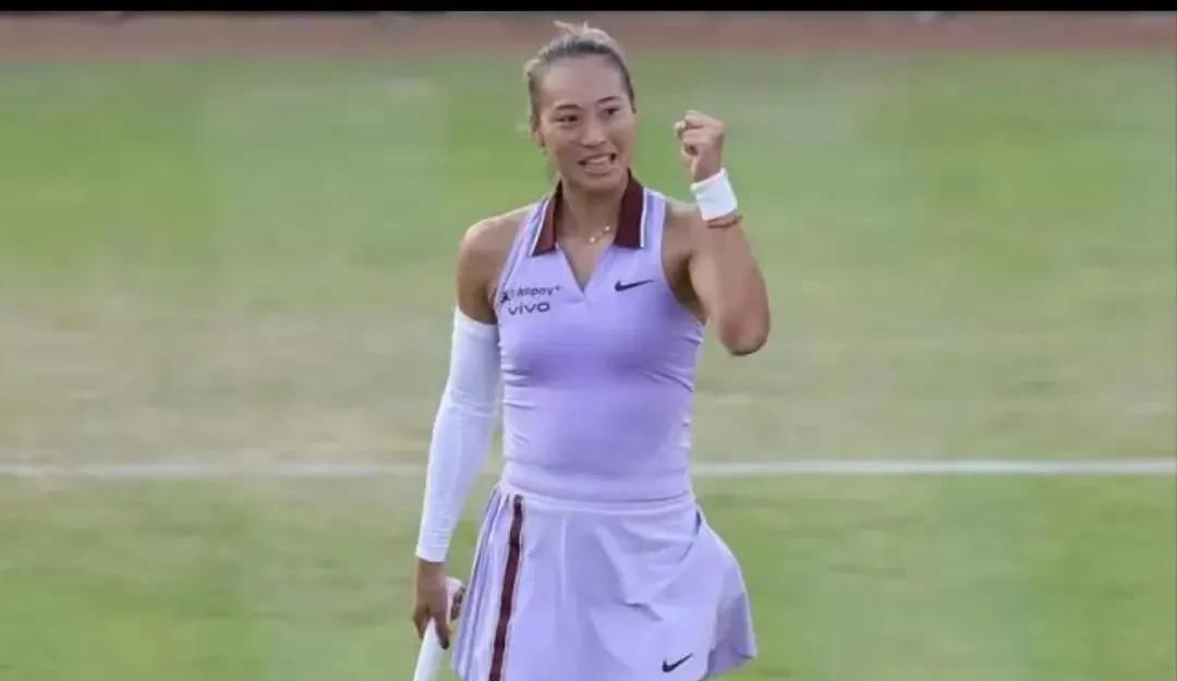 WTA500伦敦赛激战正酣，单打四强已出炉。头号种子郑钦文上一场2-0击败前