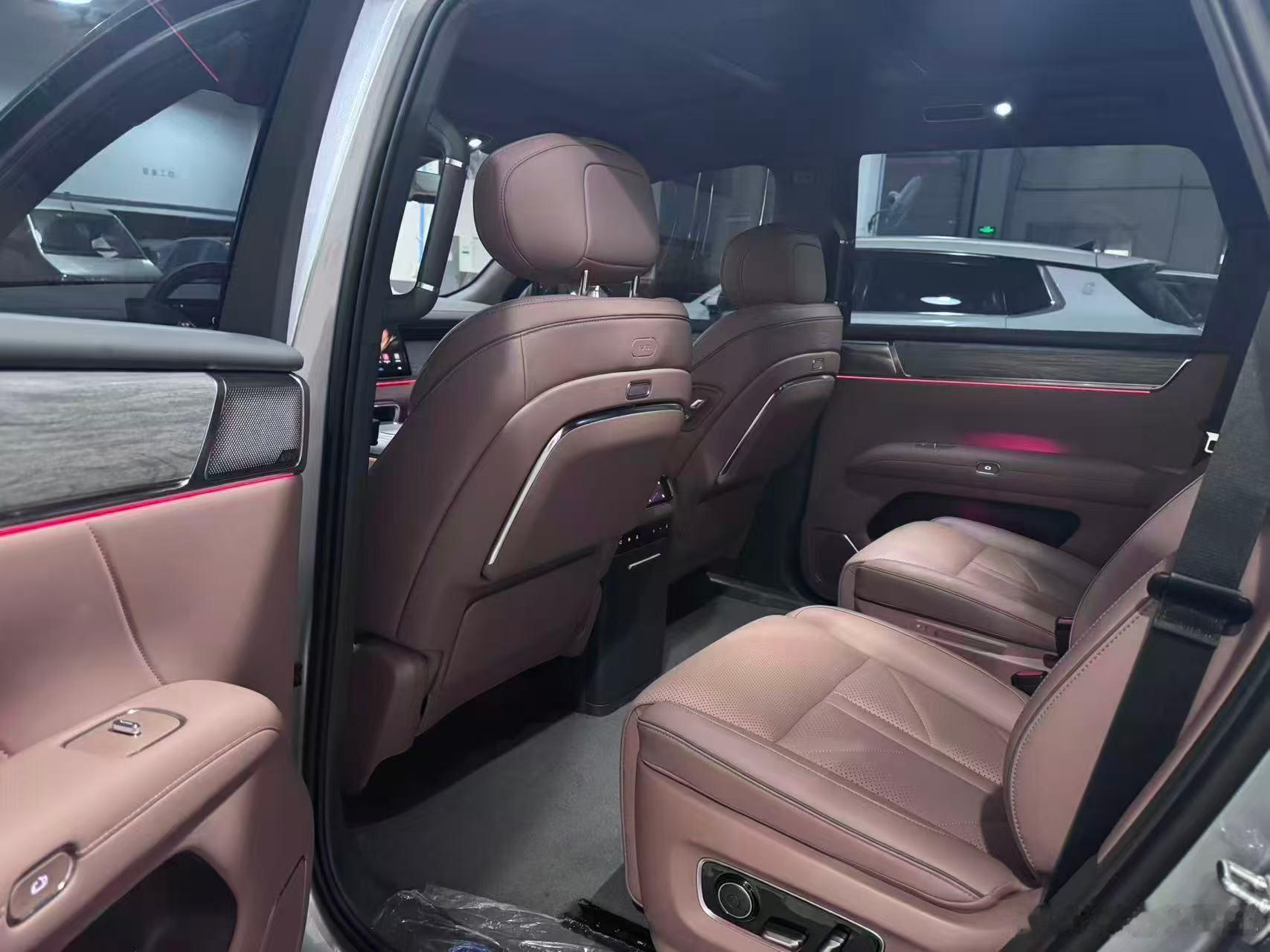 亲民版问界M9来了，宝骏华境S实车内饰曝光感觉这尺寸和配置，即使是五菱也不会太便