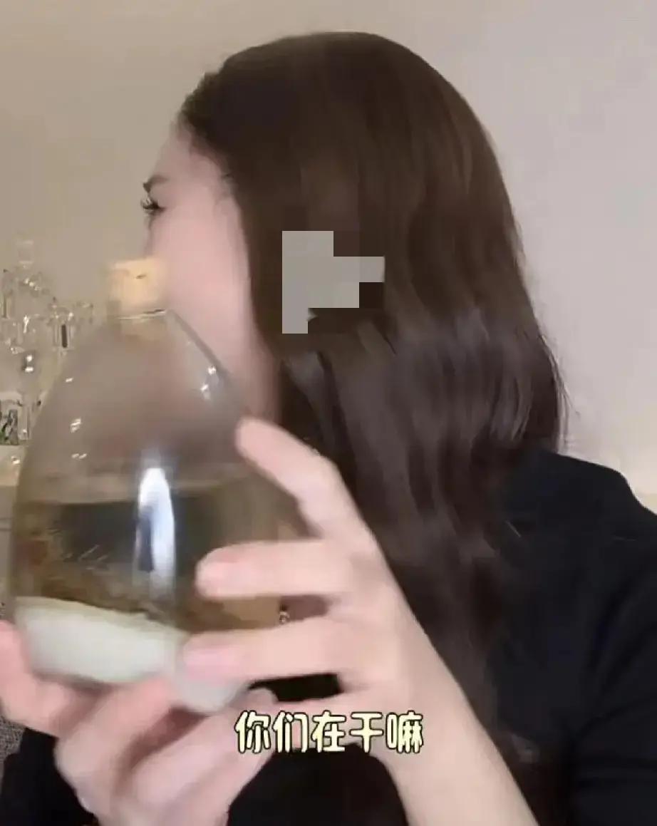 马筱梅深夜直播读到一半，俩小姑娘穿着睡衣溜进来，玥儿小声说等你晚安。她立马合