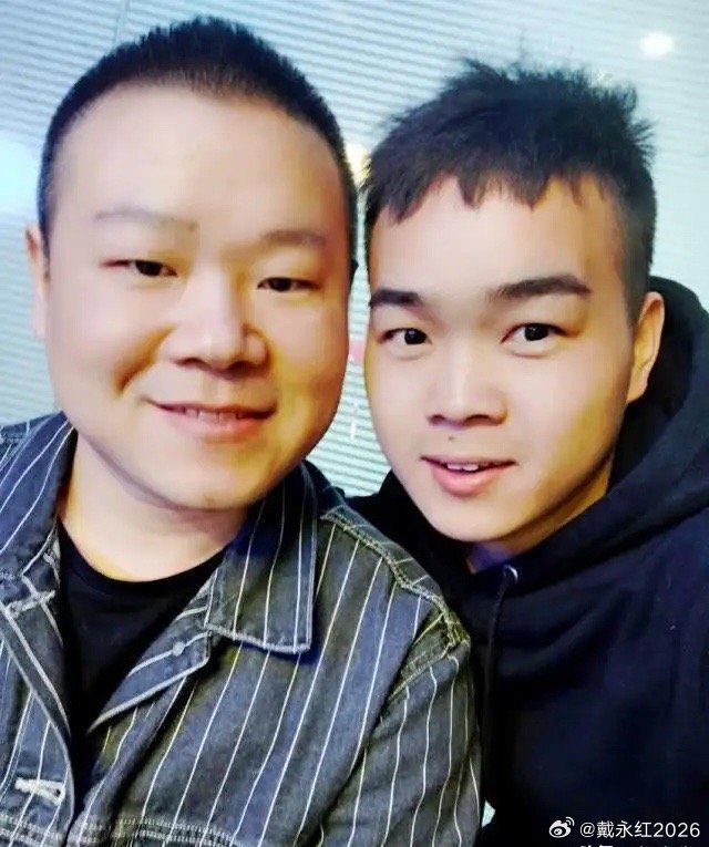 徒弟尚筱菊对岳云鹏说:“我想开演唱会。”岳云鹏问:“你有歌吗？”尚筱菊说:“开演