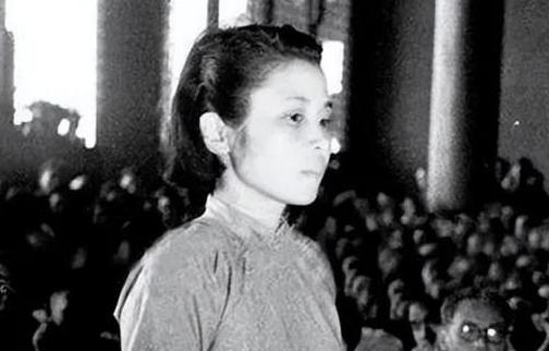 一个军统女特务，1951年被抓，按当时的政策，够枪毙好几回了，可审讯时，她不求饶