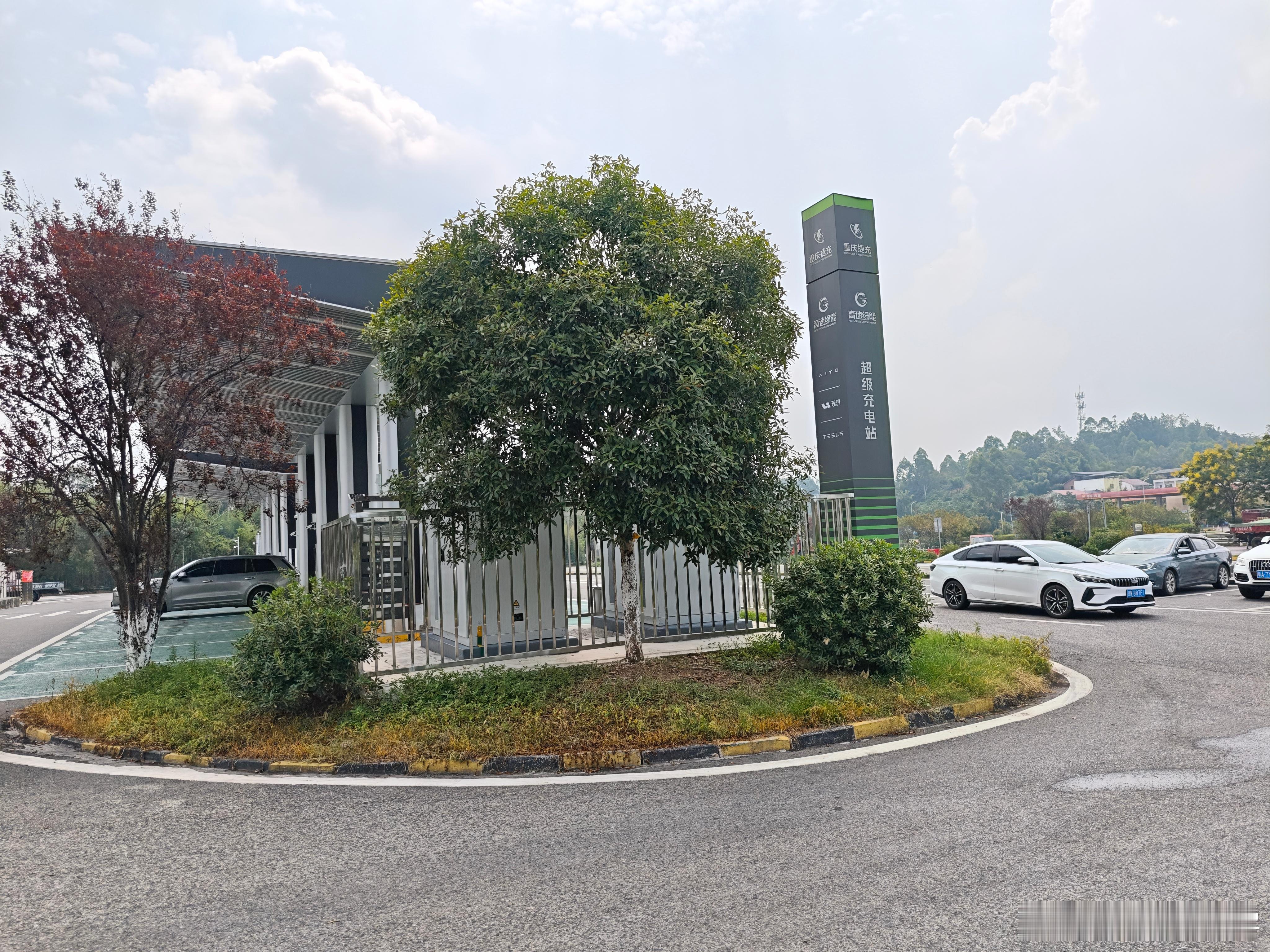 重庆围龙服务区，现在是两边服务区都有三代换电。  这个地方可有历史了...